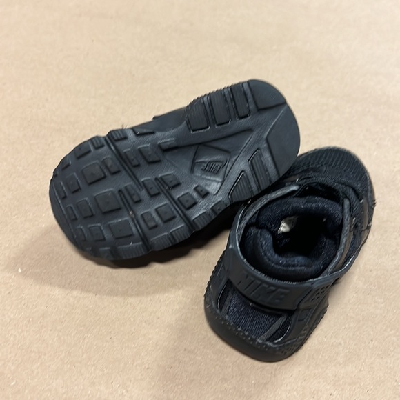 Nike / infant / sneakers / black / size 4c - Picture 4 of 5